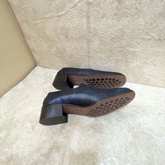 NEW WITHOUT TAGS DONALD J PLINER LOAFERS IN NAVY BLUE EMBOSSED LEATHER - Picture 4 of 7